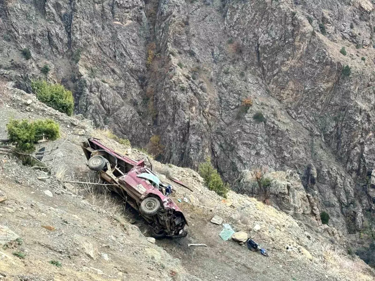 Artvin’de Kamyonet Şarampole Yuvarlandı