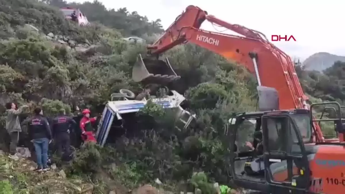 Bodrum’da Kamyonet Uçuruma Devrildi: 3 Yaralı