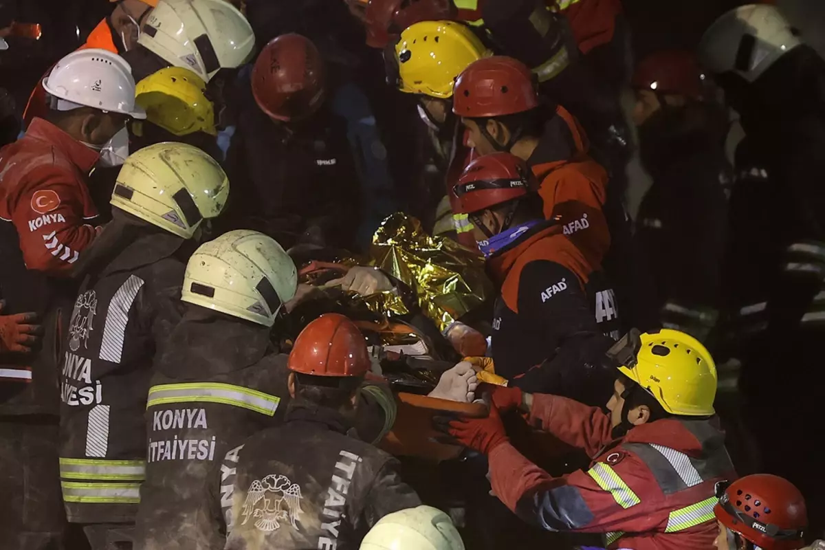 Konya’da çöken 3 katlı binanın enkazından 2 kişi sağ olarak çıkarıldı