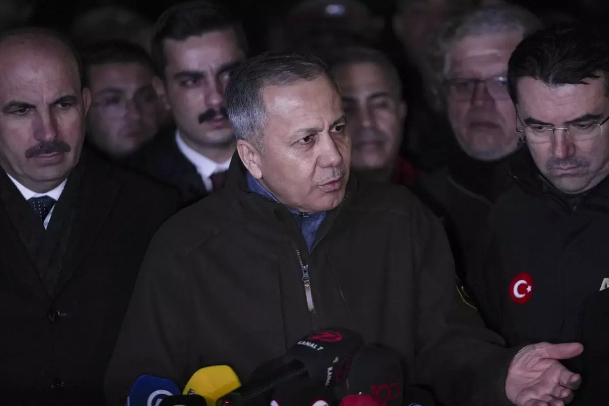Konya’da Çöken Binada Arama Kurtarma Devam Ediyor