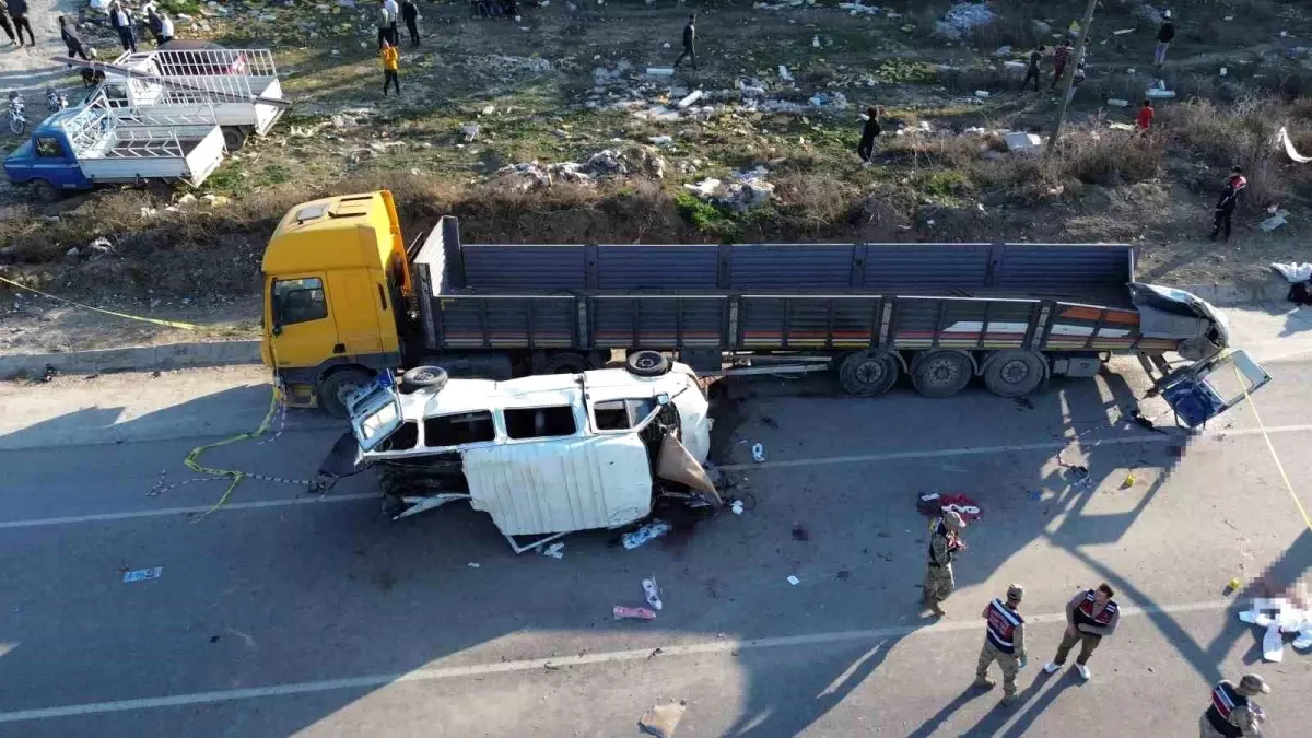 Hatay’da Minibüs Tıra Çarptı: 6 Ölü